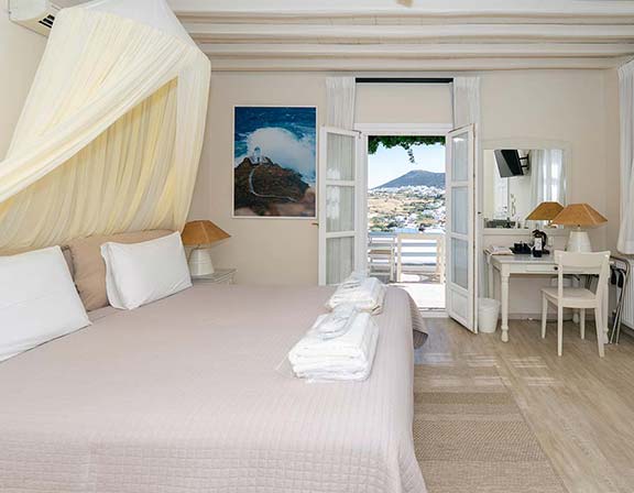 Room with double bed